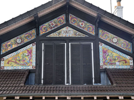 Décor en faïence du pavillon HAITI