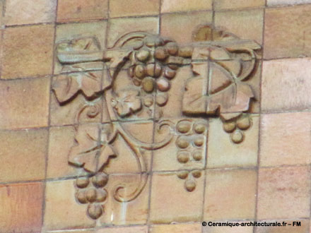 Carreaux à reliefs formant ensemble un décor de vigne, transformable aussi en frise, de Gentil & Bourdet à Saint-Quentin (02)