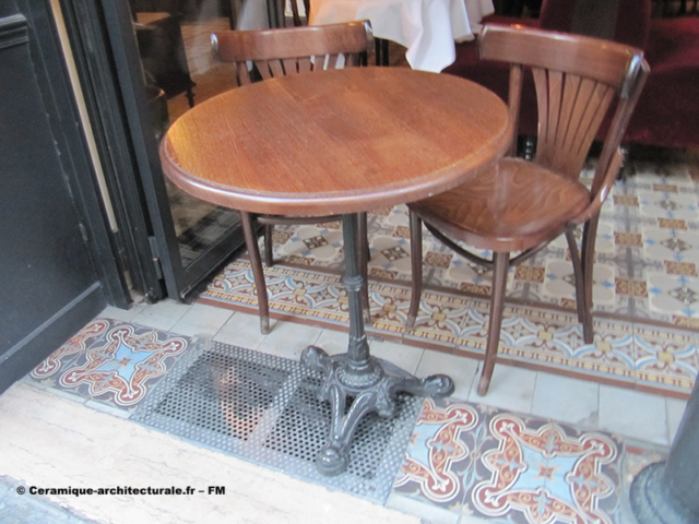 Café restaurant parisien, carreaux mosaïques (grès cérame ou ciment)