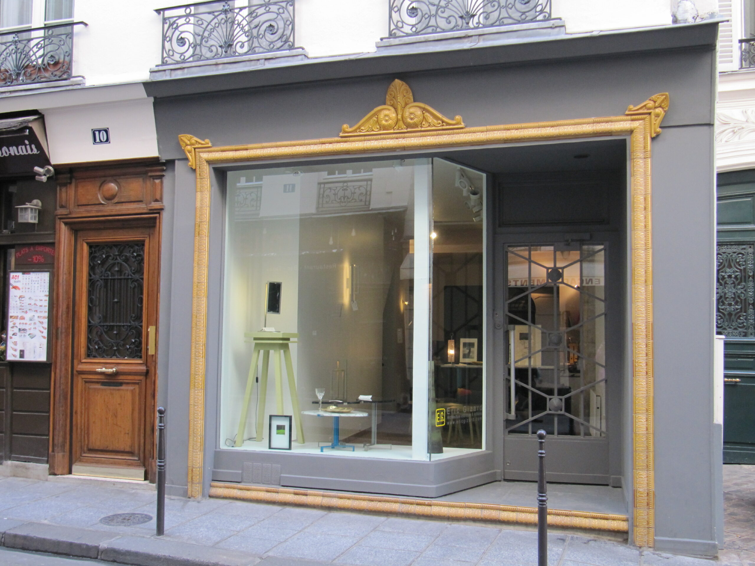 Rue Jean-Jacques Rousseau à Paris : ancien encadrement d'affichage publicitaire Hte Boulenger