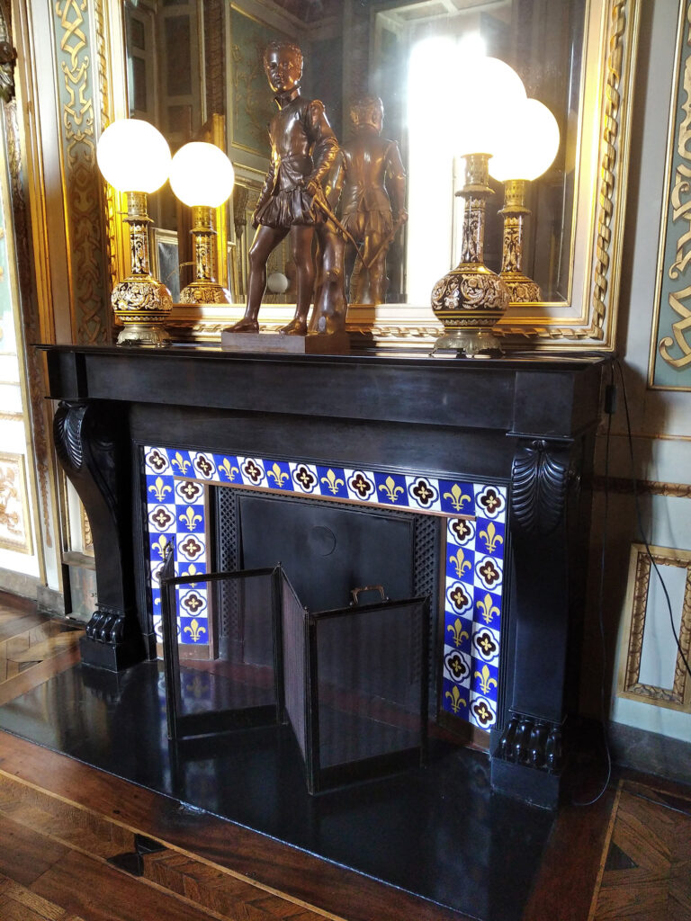 Cheminée au château d'Eu, carreaux Loebnitz