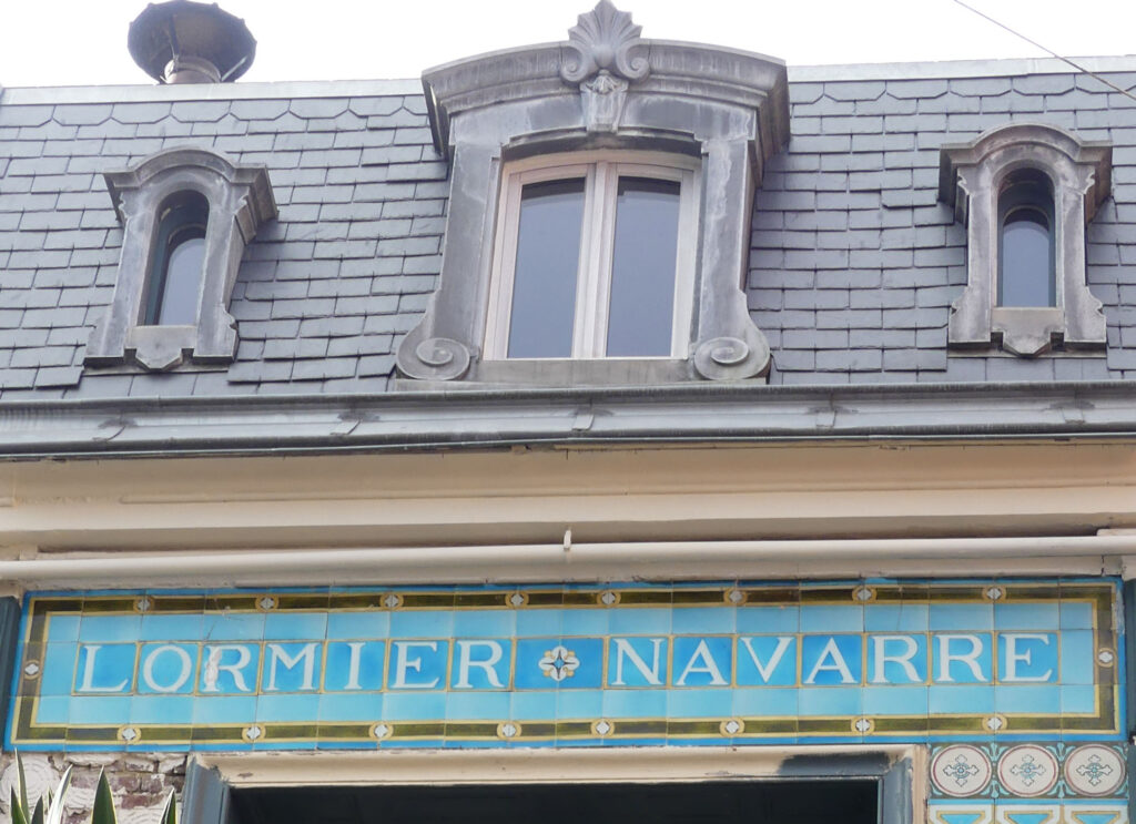 Enseigne Lormier Navarre, en carreaux de céramique