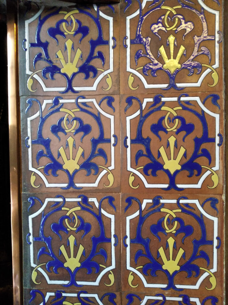 Garniture de cheminée en carreaux de faïence dessinés par Viollet-le-Duc en sept. 1874 et attribuable à Loebnitz