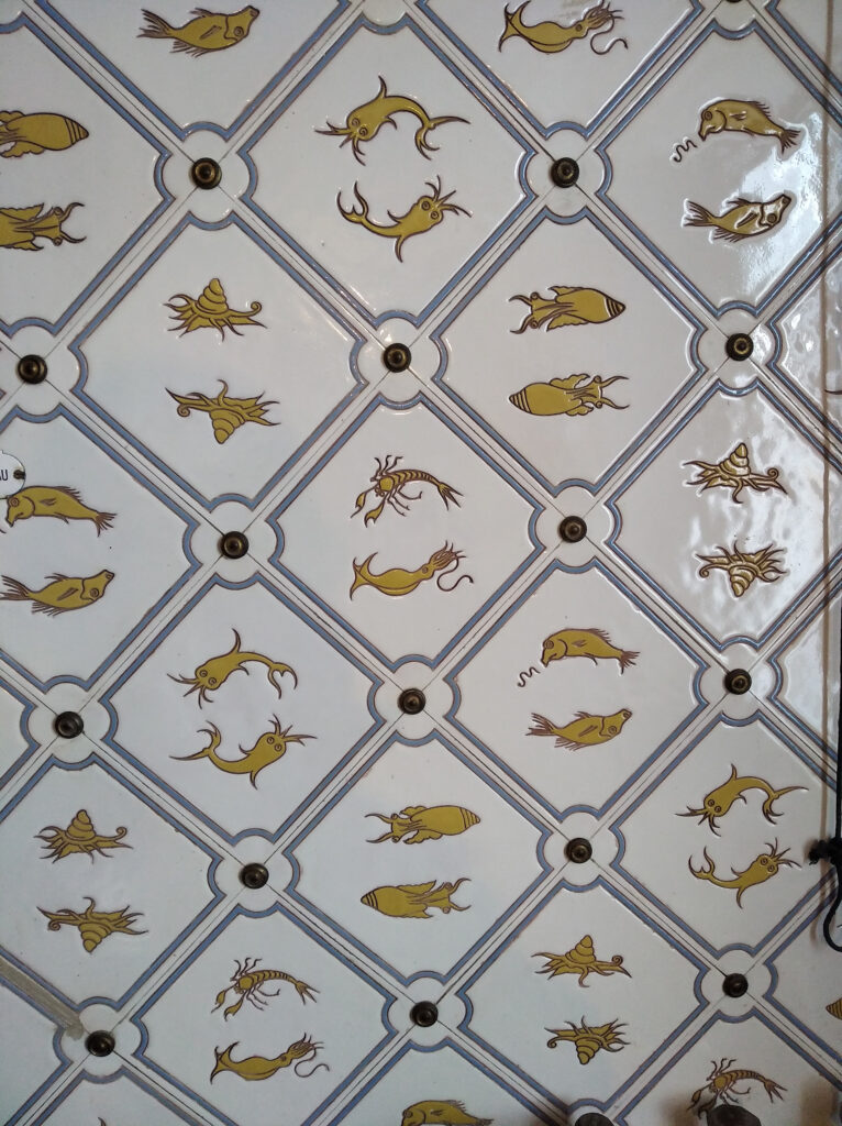 Carreaux de faïence d'une salle de bains du château d'Eu, dessinés par Viollet-le-Duc, attribués à Loebnitz