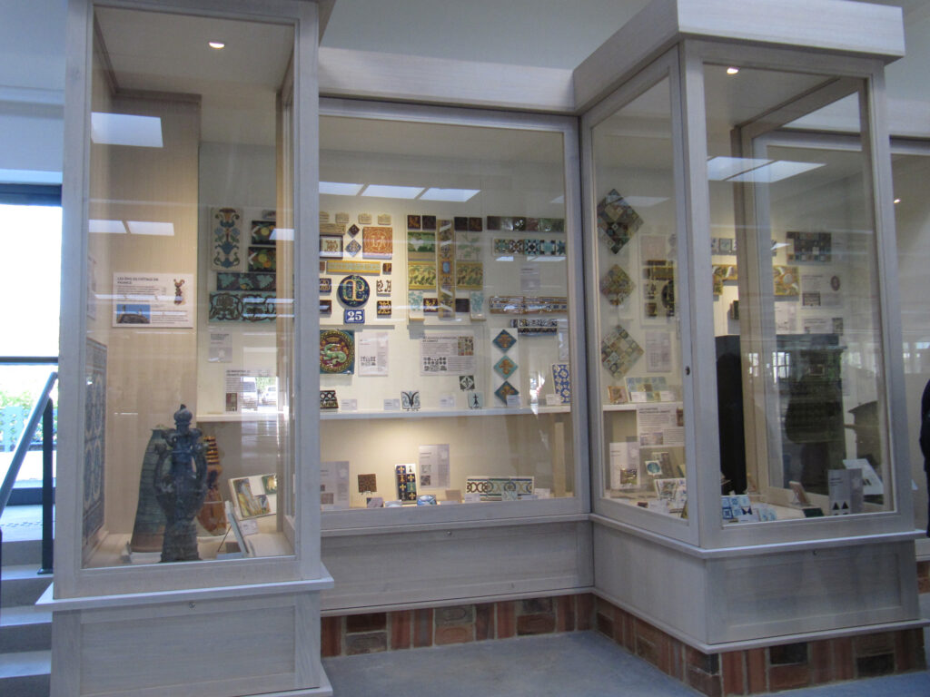 Céra’brique, rare exposition permanente dédiée à la céramique architecturale, vitrine consacrée à Loebnitz