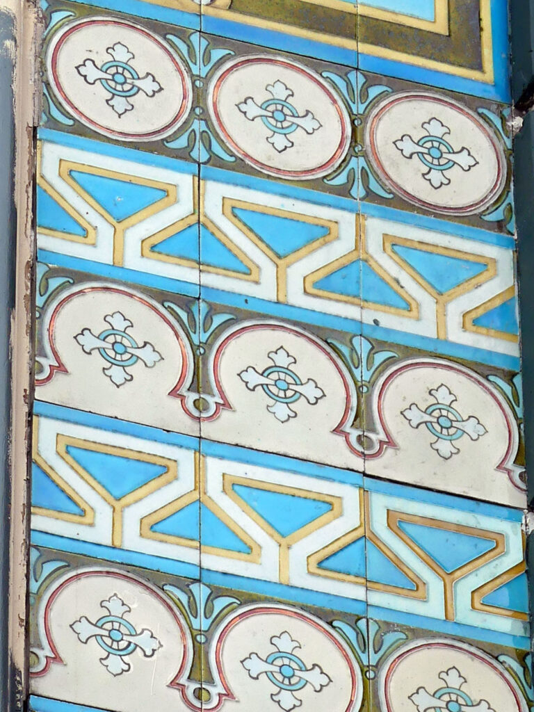 Motifs circulaires et arqués alternant avec des méandres